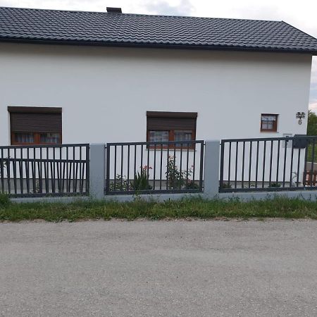 Apartman Filip Udbina Dış mekan fotoğraf