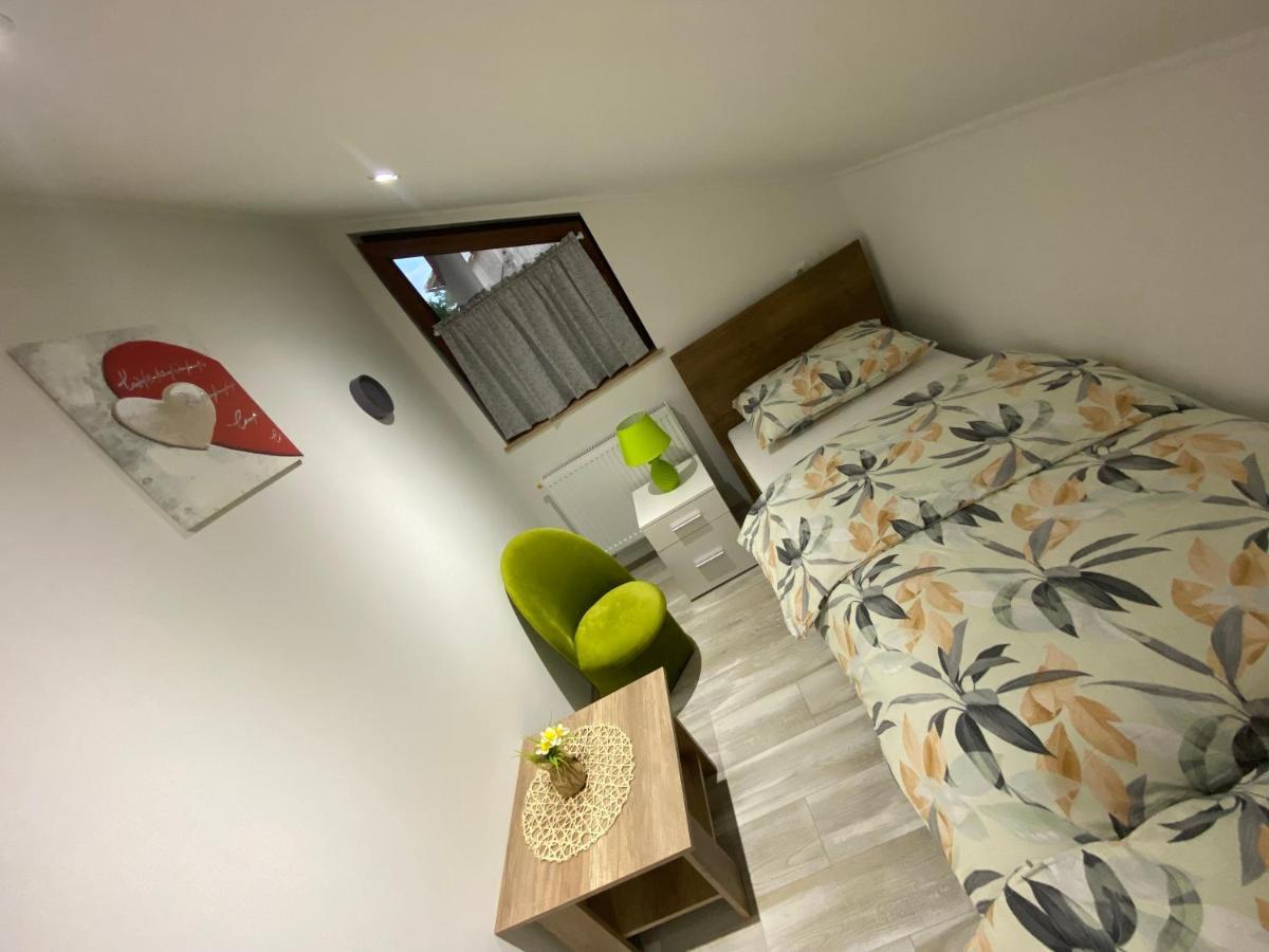 Apartman Filip Udbina Dış mekan fotoğraf
