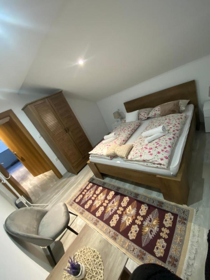 Apartman Filip Udbina Dış mekan fotoğraf